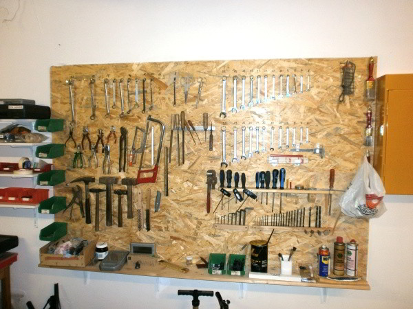 Die Werkzeugwand in der Fahrradwerkstatt des Reparaturen-Cafés